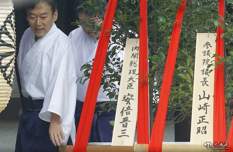 石破茂向靖国神社供奉祭品，传统信仰与科技之光的交融