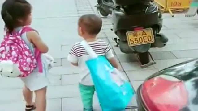 年幼的亲情守望，1岁弟弟等待3岁姐姐的归来