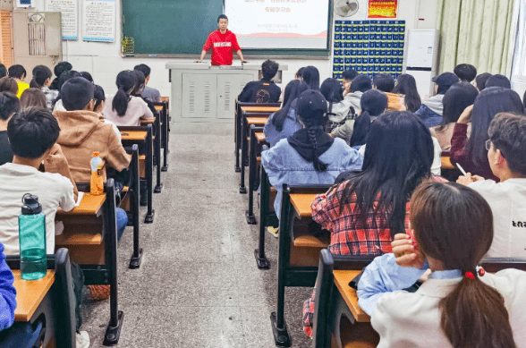 班主任在班级群的争议行为，独特秀场还是秘密小店风波？