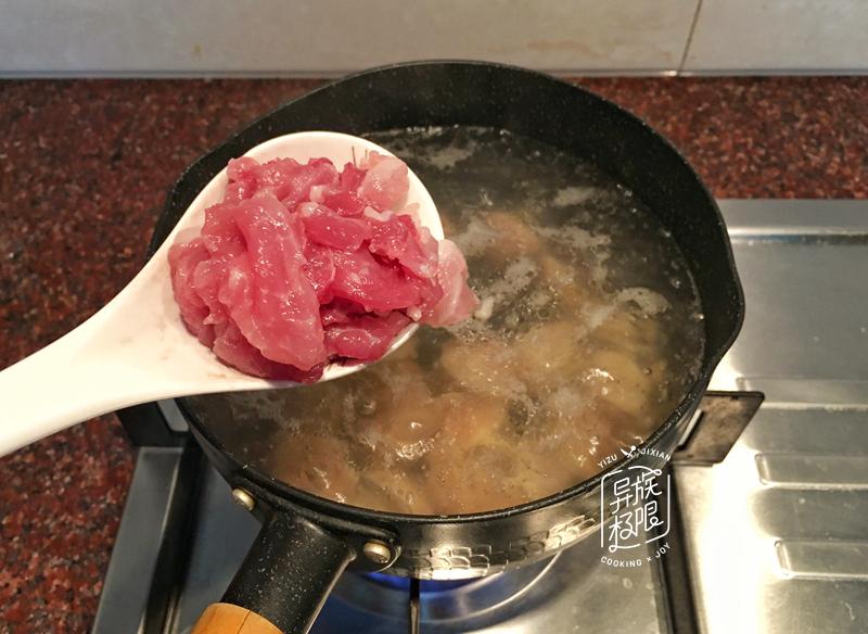 爸爸的温馨回应，海滩上的花蛤趣事与女儿的欢乐时光