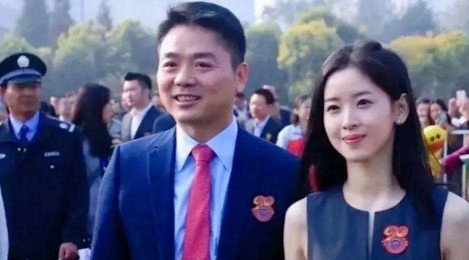 刘强东章泽天报案,刘强东章泽天报案背后的故事与小巷中的神秘小店