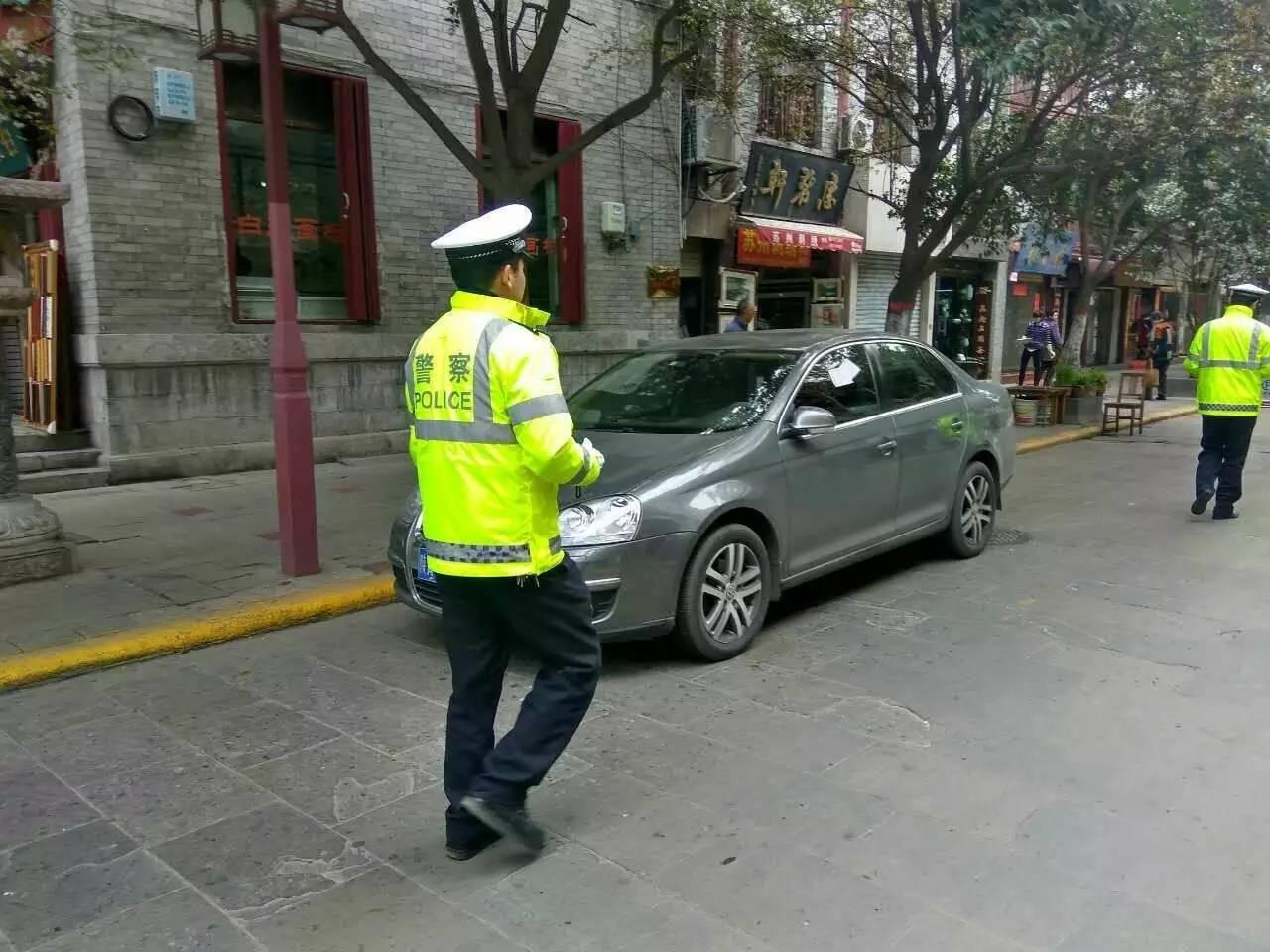 夫妻马路上摆摊执法人员劝离,夫妻马路上摆摊执法人员劝离，城市管理的温情与规范