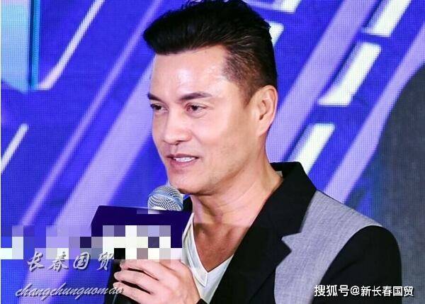 周润发最新照片，魅力风采依旧不减当年